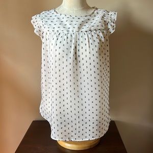 Ruffled sleeveless white and navy top